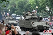 三口齐进美国纪念陆军成立250周年阅兵仪式在华盛顿举行