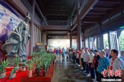 三口齐进两岸同胞端午祭屈原