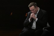 三口齐进特斯拉股价收涨超3%：特朗普无意沟通，马斯克父亲劝儿子低头