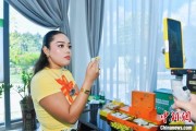 三口齐进泰国主播品三亚榴莲：“尝到了家乡味”