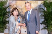 三口齐进王毅会见尼泊尔外长阿祖