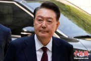 三口齐进韩国大选后尹锡悦首次出庭 面对选举结果提问保持沉默